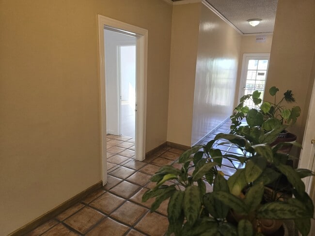 Upstairs, 2nd floor, no elevator - 608 N St Andrews Pl Apartment Unit 8