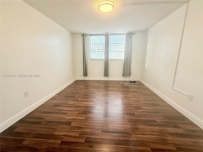 Photo - 3849 NE 169th St Unidad 204