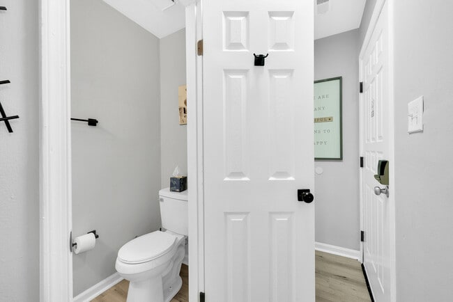 Photo - 5632 Trafalgar Arch