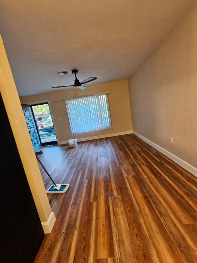 Photo - 21 Crescent Lake Dr