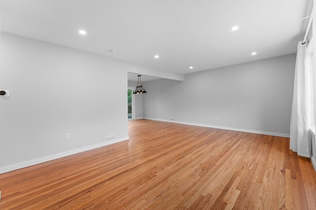 Photo - 8 Brook Way