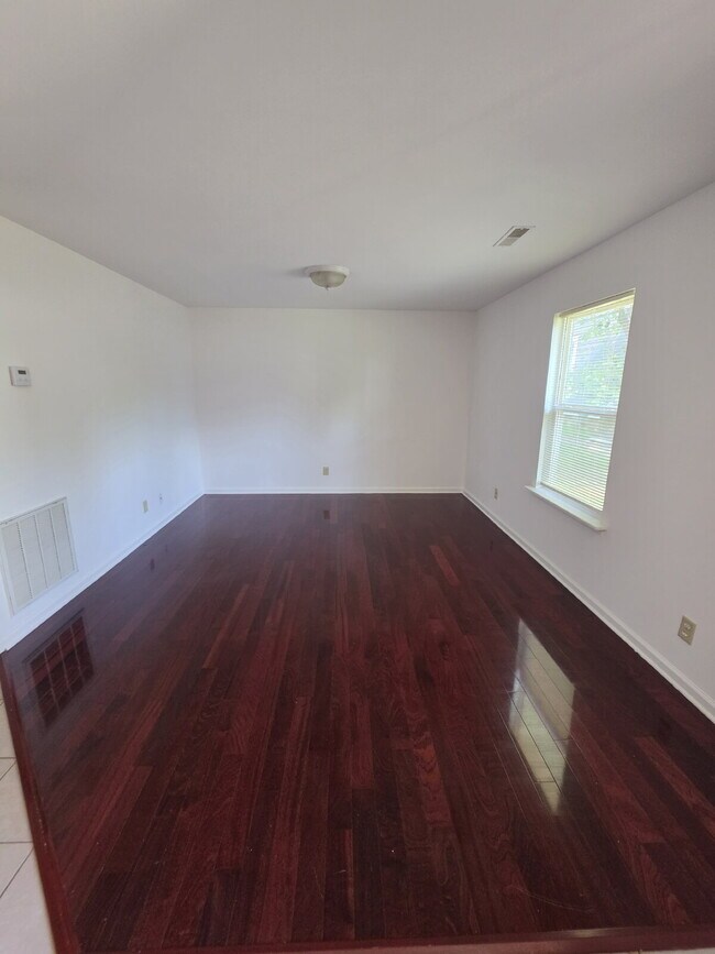Comfortable 2-Bedroom Unit with Washer, Dryer & Off-Street Parking