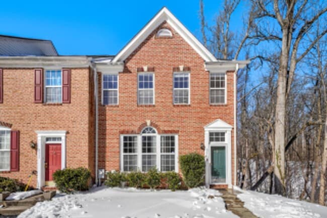 Building Photo - CONTEMPORARY & SPACIOUS 3 BEDROOM & 3 1/2 BATH TOWNHOME IS IMMEDIATELY AVAILABLE IN GLENN DALE!