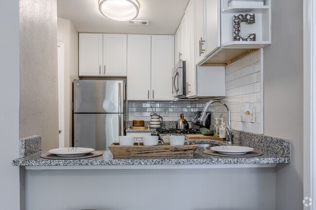 1BR, 1BA - 600SF