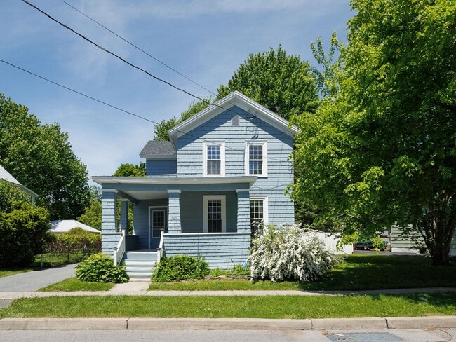Photo - Charming and spacious 4-bedroom, 2 full ba...