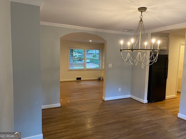 Photo - 2021 Woodbine Terrace NE