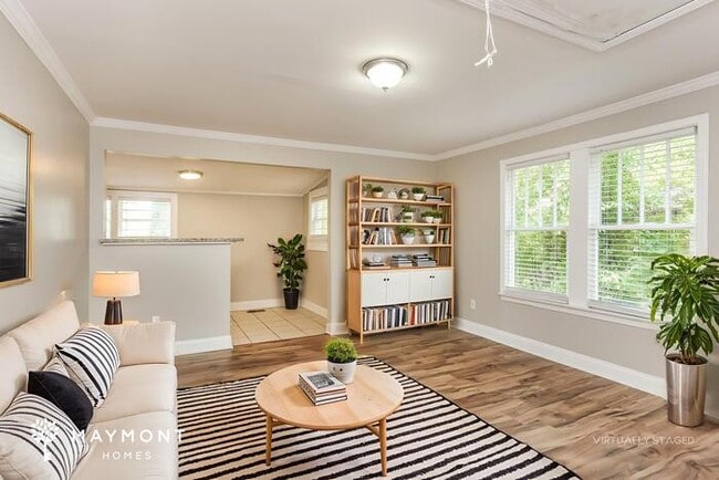 Photo - 884 Custer Ave SE