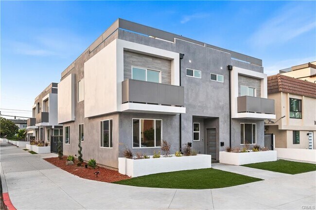 Photo - 10857 Morrison St