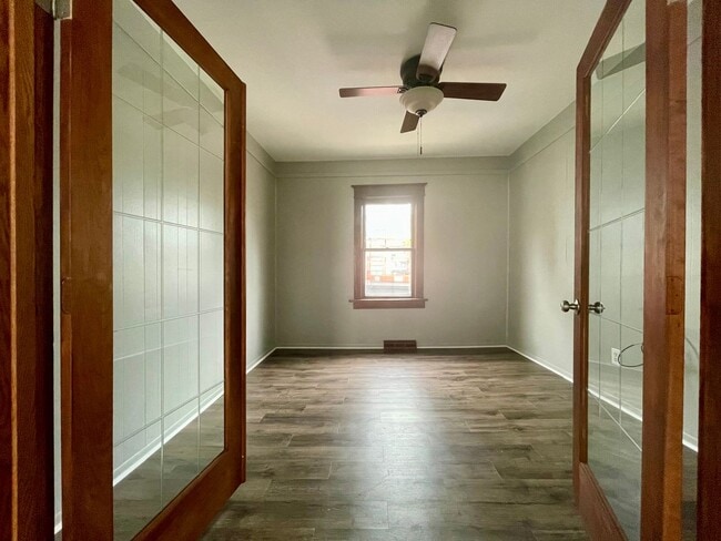 Photo - Riveting 5 Bedroom 1.5 Bathroom Home in Minneapolis!