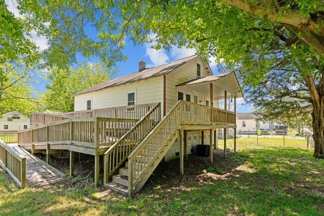 Photo - 209 Ellington St