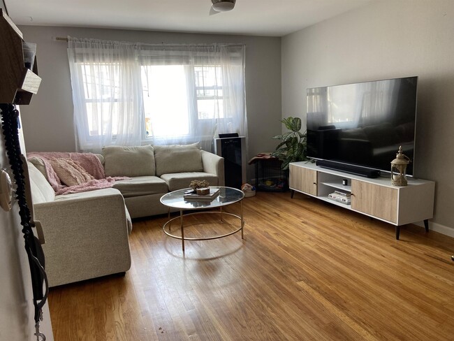 Building Photo - 313 9th St Unit 2