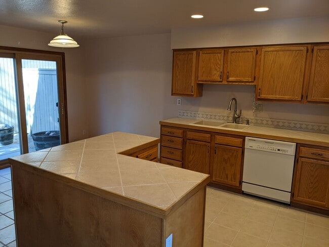 Photo - Stunning Golden Townhouse On Top of The World!