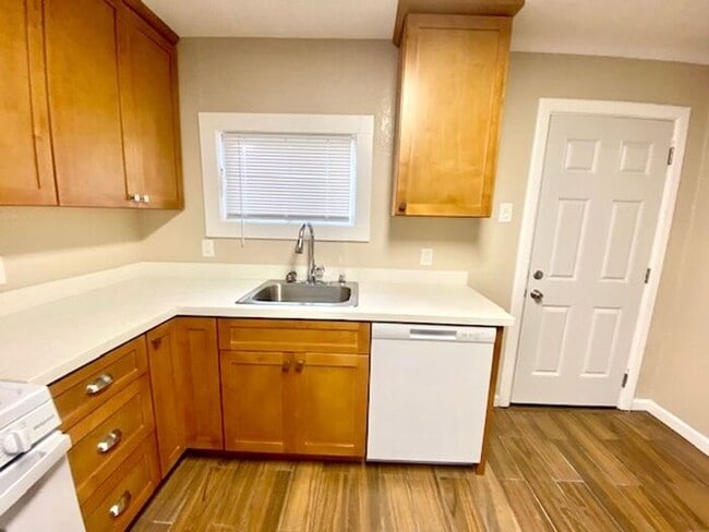 Photo - Beautifully Updated 2 Bed 1 Bath unit in R...