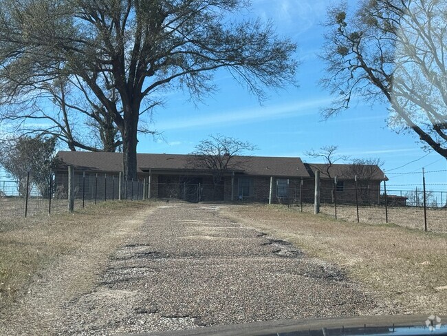 Building Photo - 4 Bedroom Home