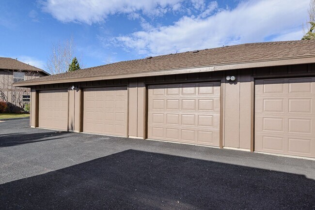 Photo - Conveniently Located 2 Bed/2.5 Bath Townhome with Garage - Near St. Charles Unidad 2334 - 3