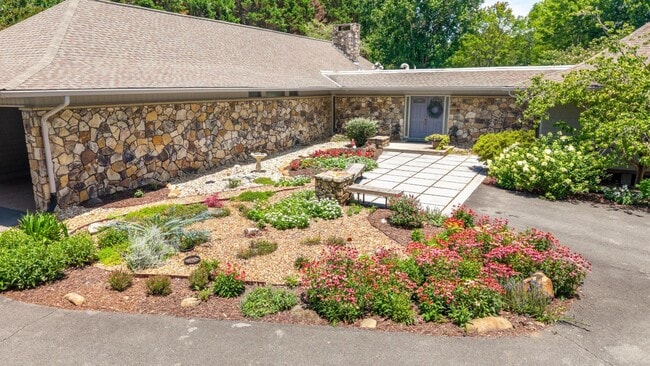Photo - 615 Springhill Dr NE