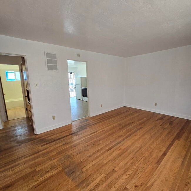 Photo - 205 Madison St NE