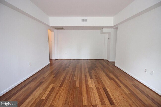 Building Photo - 1800 Queens Ln Unit 198 Rental