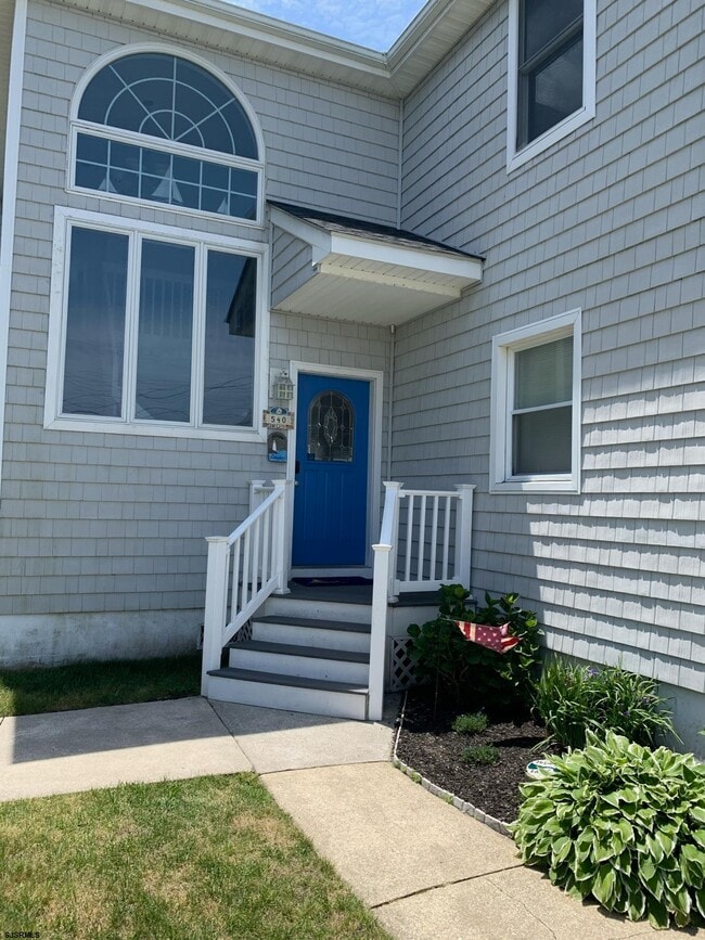 Building Photo - 540 W Shore Dr