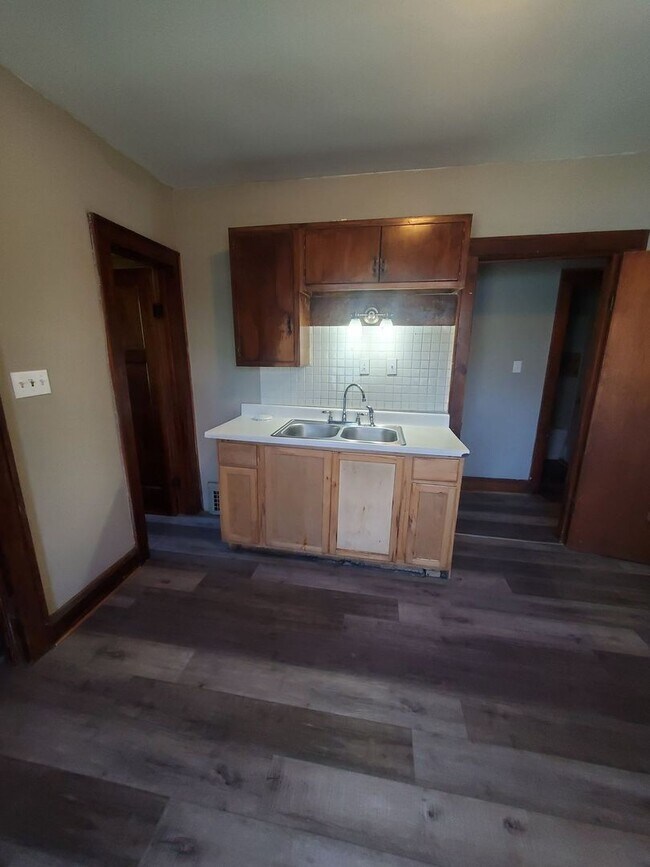 2480 W Keefe Ave