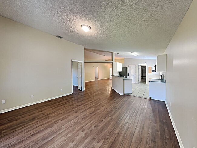 Photo - 662 Lake George Dr