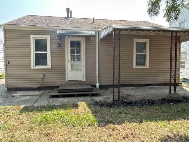 Photo - Bellaire - Puritas Area - 2 Bedrooms - 1 B...