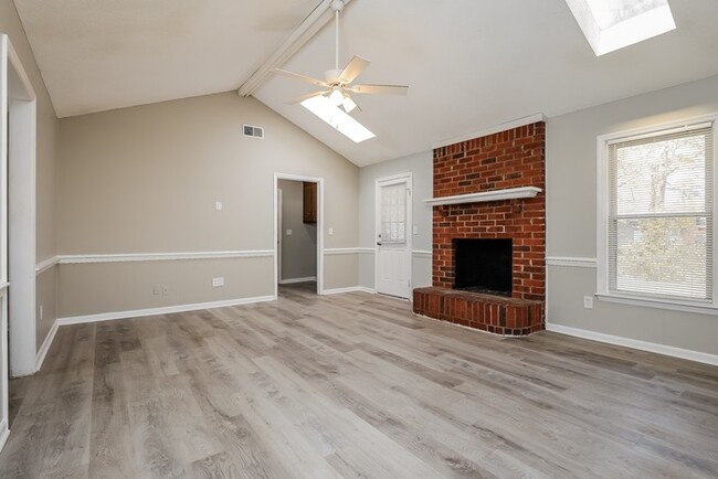 Photo - 102 Totem Ct