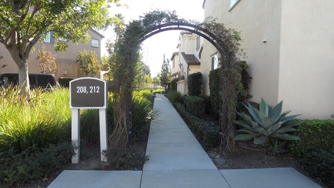 Building Photo - 3BR 2.5 BA 2 Story Home with 2 Car Garage