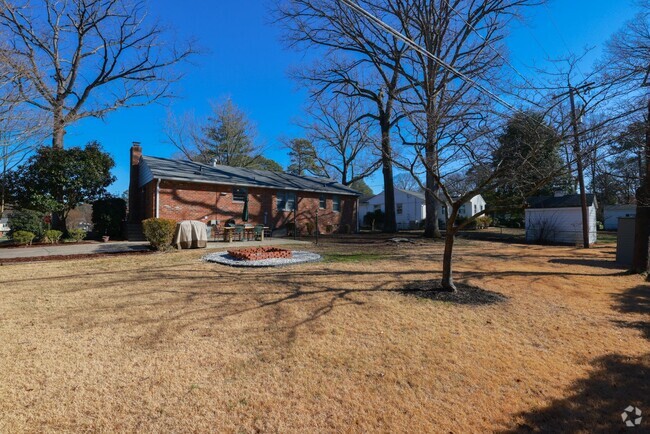 Building Photo - Welcome Home to Pinedale Farms in Westend!