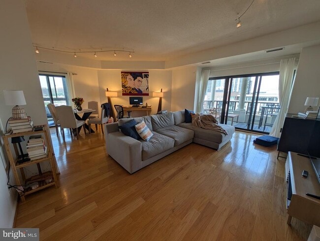 Photo - 1600 N Oak St Unit 1828