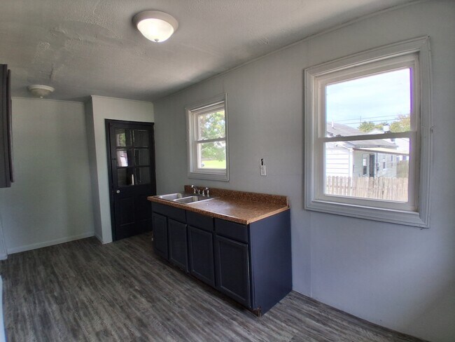 Photo - 1497 Fairchild-E