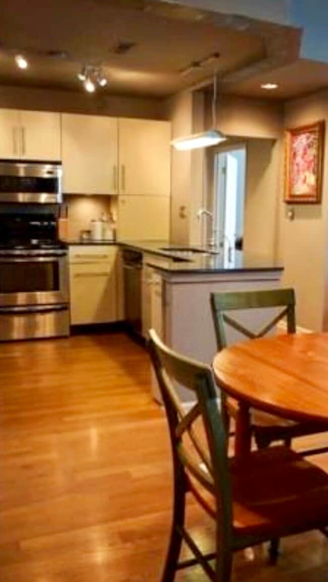 Vista del comedor a la cocina - 920 E 62nd St Unidad U6