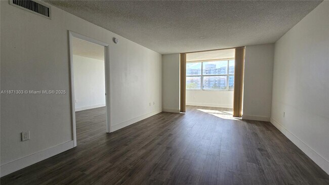 Building Photo - 1300 NE Miami Gardens Dr Unit 517E Rental