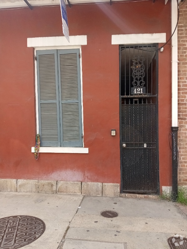 Building Photo - 421 Burgundy St Rental