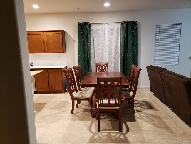 dining area - 3560 Mount Whitney Ave
