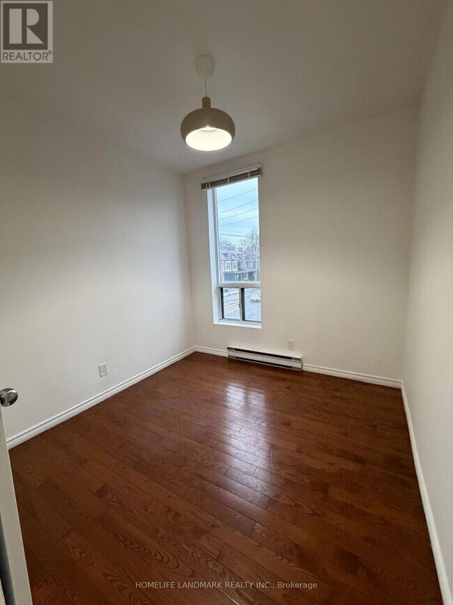 Photo - 968 Bathurst St