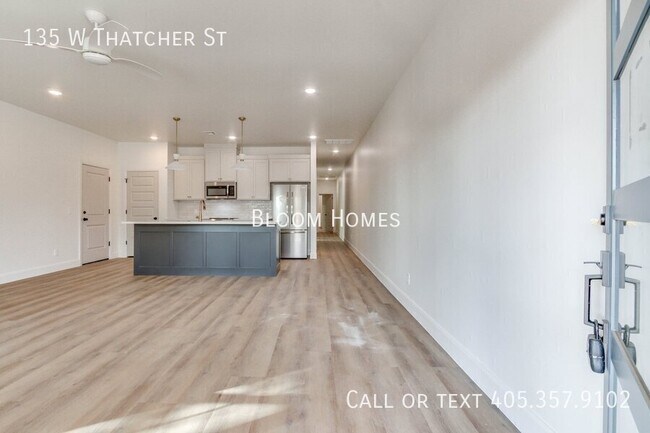 Photo - 135 W Thatcher St