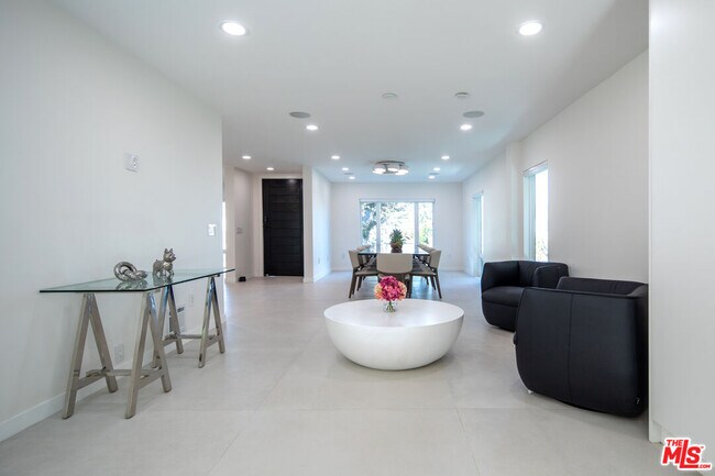 Photo - 9432 Oakmore Rd