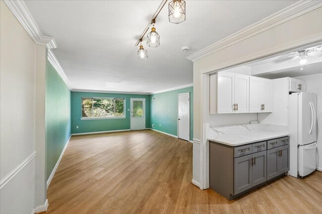 Building Photo - Bright & Stylish 2BR/1BA Condo in Sought-After Sumner Court in Bethesda