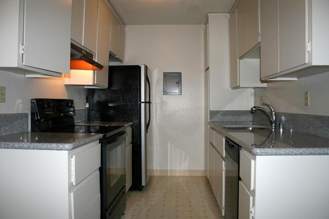 Building Photo - Updated Top Floor Corner Unit-Community Po... Rental