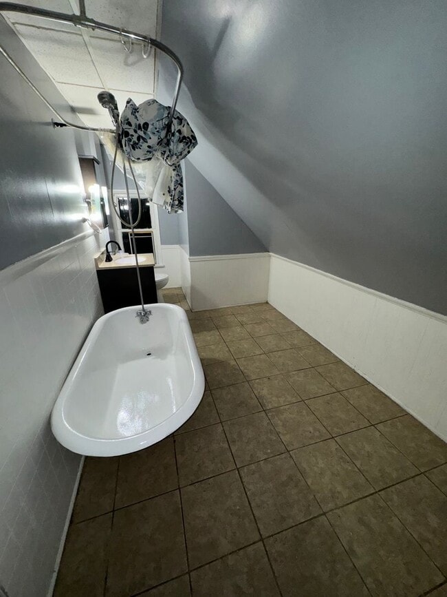 Photo - Beautiful 2 Bed 1 Bath APARTMENT PENDING