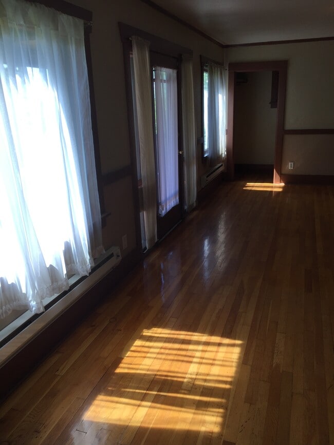 Photo - 105 125th St E