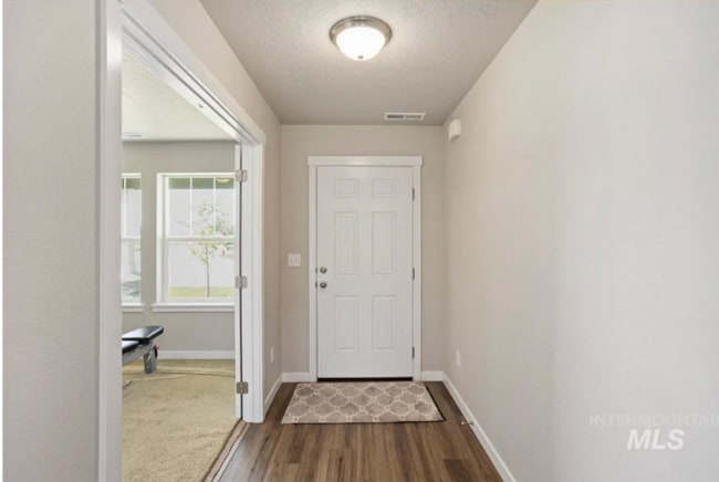 Photo - 765 SW Huebert St