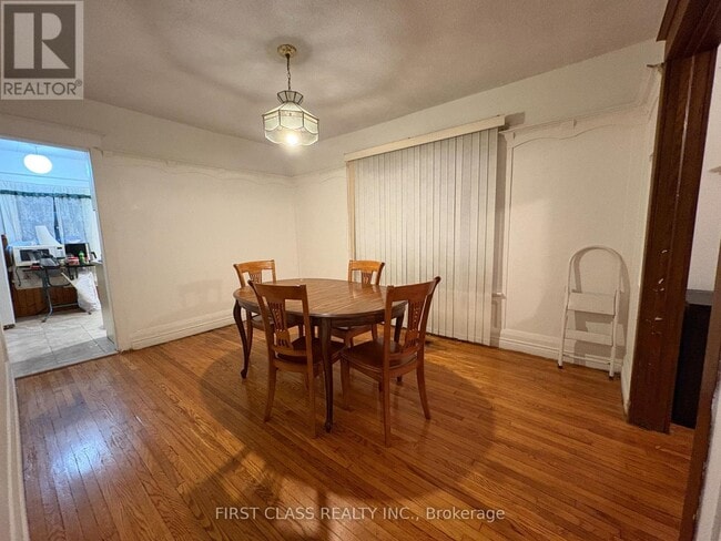 Photo - 2471 Gerrard St E