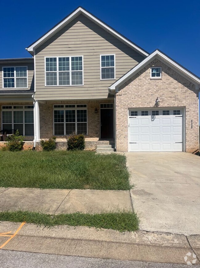 Building Photo - 3 Bed Townhouse with Garage