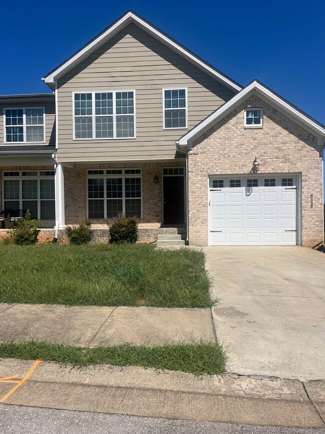 Modern three bedroom townhome with garage - Modern three bedroom townhome with garage