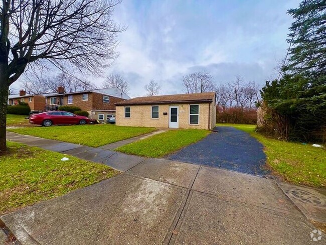 Building Photo - Classic ranch-style home with off-street p...