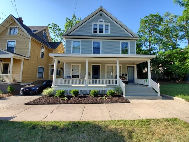 Photo - 611 Evans St SE Unit 3 Floor Fully furnished