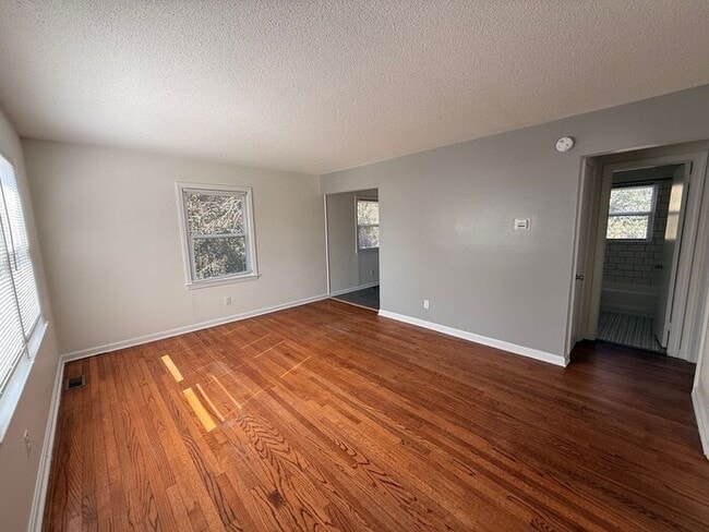 Photo - Adorable 2 bed 1 Bath Apartments off Gorman St!