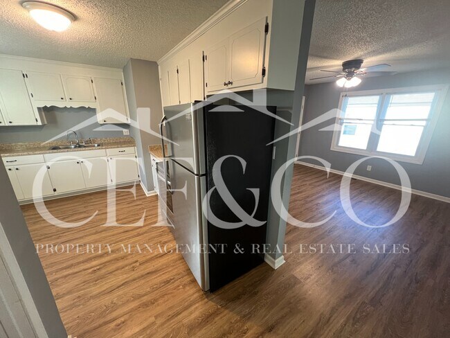 Photo - 894 Logan St